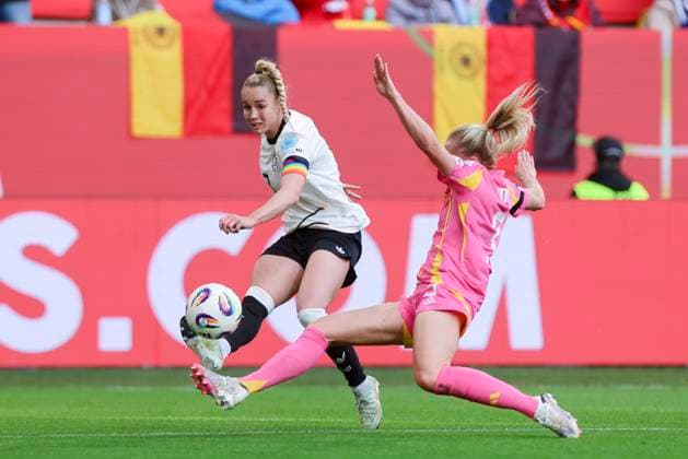 Giulia Gwinn Germany and Amy Muir Scotland battle for the ball, UEFA Women s Nations League 2024 25 Grp A1 MD4, Germany and Scotland, VfL Wolfsburg Arena on April 08, 2025 in Wolfsburg, Germany Photo by Marco Steinbrenner DeFodi Images Giulia Gwinn Germany and Amy Muir Scotland battle for the ball, UEFA Women s Nations League 2024 25 Grp A1 MD4, Germany and Scotland, VfL Wolfsburg Arena, April 8, 2025 in Wolfsburg, Germany Photo by Marco Steinbrenner DeFodi Images