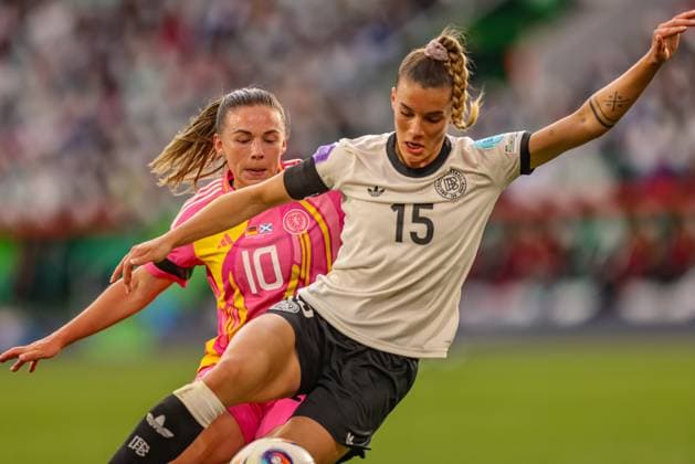 GER, Wolfsburg, Germany vs Scotland, International match, Football, DFB, Season 2024 2025, Volkswagen Arena, Nations League, 4 Matchday in picture f l Kirsty Hanson Scotland 10 , Selina Cerci Germany 15 DFB DFL REGULATIONS PROHIBIT ANY USE OF PHOTOGRAPHS AS IMAGE SEQUENCES AND OR QUASI VIDEO, 08 04 2025, Copyright: HMBxMedia HendrikxHamelau