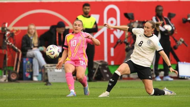 Photo Goal kick by Kirsty HANSON Scotland against Sydey Lohmann Germany International football, Women international match in Wolfsburg UEFA Womens Nations League on Tue 08 04 2025 Germany Scotland