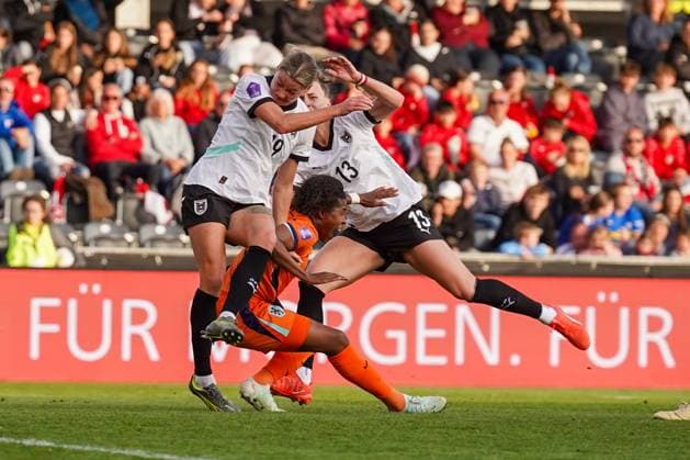 UEFA Women s Nations League 2024 2025, League A, Group 1 08 04 2025, Matchday 4 Austria vs Netherlands CASHPOINT Arena Altach, Austria Lineth Beerensteyn Netherlands , Verena Hanshaw Austria , Virginia Kirchberger Austria Copyright: xLukaxKolanovicx