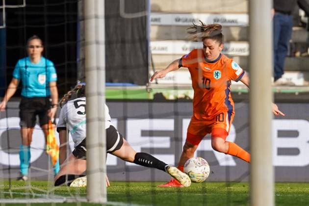 UEFA Women s Nations League 2024 2025, League A, Group 1 08 04 2025, Matchday 4 Austria vs Netherlands CASHPOINT Arena Altach, Austria Claudia Wenger Austria , DaniÃ lle van de Donk Netherlands Copyright: xLukaxKolanovicx