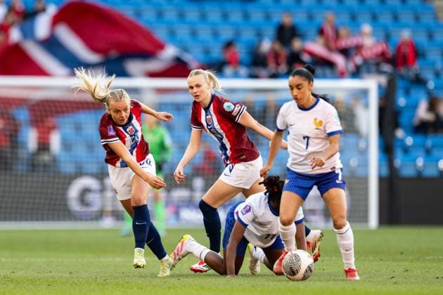 250408 Emilie Woldvik and Karina Saevik of Norway during the UEFA Women™s Nations League football match between Norway and France on April 8, 2025 in Oslo Photo Vegard Grott BILDBYRAN kod VG VG0749 bbeng fotboll football soccer fotball nations league landskamp norge norway dam frankrike france uefa womens nations league  Copyright: VEGARDxGRoTT BB250408VG026