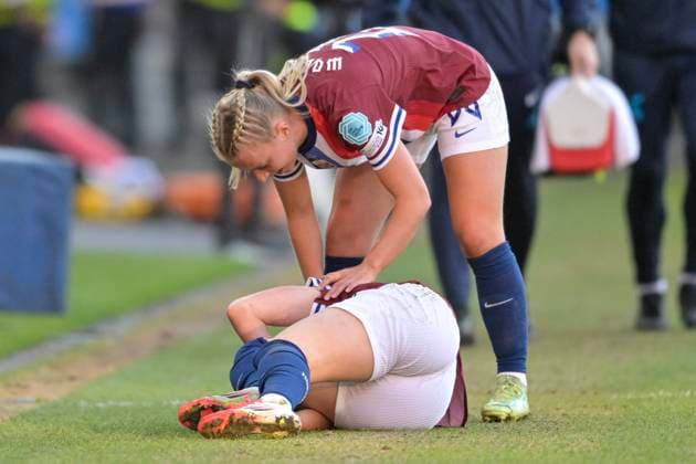 Womens National League 2025 Norway France Oslo 20250408 Norways Karina Saevik on the ground and Emilie Woldvik during the Womens National League football match between Norway and France at Ullevaal Stadium Photo Annika Byrde NTB Oslo Norway EDITORIAL USE ONLY RESTRICTED USE FOR BETTING COMPANIES  Copyright: xAnnikaxByrdex xNTBx