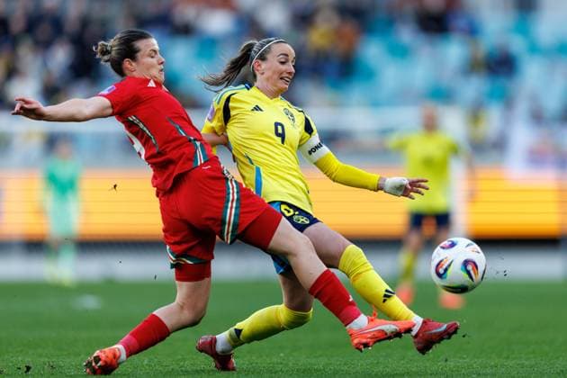 250408 Hayley Ladd of Wales and Kosovare Asllani of Sweden during the UEFA Women s Nations League football match between Sweden and Wales on April 8, 2025 in Gothenburg Photo Michael Erichsen BILDBYRAN COP 89 MI0812 fotboll football soccer fotball nations league uefa womens nations league sverige sweden wales dam bbeng  Copyright: MICHAELxERICHSEN BB250408MI020