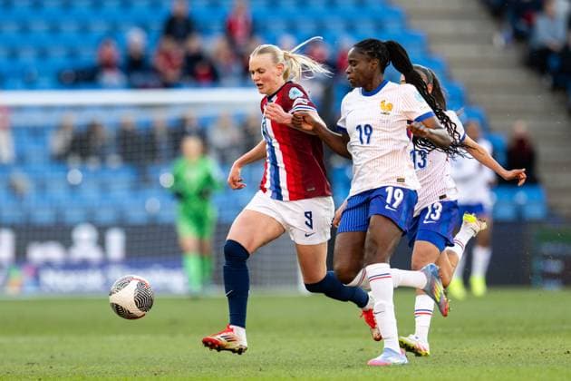 250408 Elisabeth Terland of Norway and Griedge Mbock Bathy of France during the UEFA Women™s Nations League football match between Norway and France on April 8, 2025 in Oslo Photo Vegard Grott BILDBYRAN kod VG VG0749 bbeng fotboll football soccer fotball nations league landskamp norge norway dam frankrike france uefa womens nations league  Copyright: VEGARDxGRoTT BB250408VG031