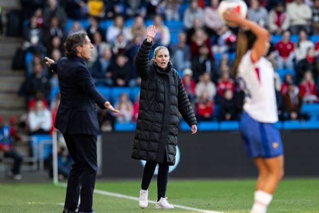 250408 Head coach Gemma Grainger of Norway during the UEFA Women™s Nations League football match between Norway and France on April 8, 2025 in Oslo Photo Vegard Grott BILDBYRAN kod VG VG0749 bbeng fotboll football soccer fotball nations league landskamp norge norway dam frankrike france uefa womens nations league  Copyright: VEGARDxGRoTT BB250408VG032