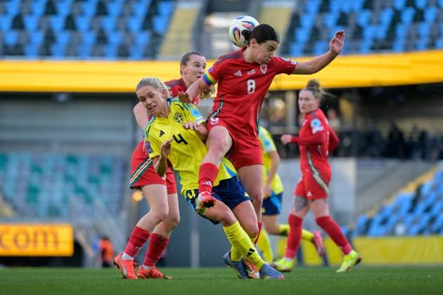 250408 Hanna Lundkvist of Sweden and Angharad James of Wales during the UEFA Women s Nations League football match between Sweden and Wales on April 8, 2025 in Gothenburg Photo Mathias Bergeld BILDBYRAN kod MB MI0812 fotboll football soccer fotball nations league uefa womens nations league sverige sweden wales dam bbeng  Copyright: MATHIASxBERGELD BB250408MB038
