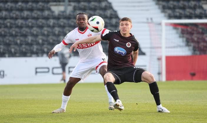 BAU Großaspach , Football 3 Liga , VfB Stuttgart II vs Viktoria Köln , from left Benjamin Boakye VfB Niklas May Köln