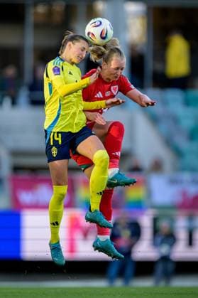250408 Nathalie Björn of Sweden and Elise Hughes of Wales during the UEFA Women s Nations League football match between Sweden and Wales on April 8, 2025 in Gothenburg Photo Mathias Bergeld BILDBYRAN kod MB MI0812 fotboll football soccer fotball nations league uefa womens nations league sverige sweden wales dam bbeng  Copyright: MATHIASxBERGELD BB250408MB042