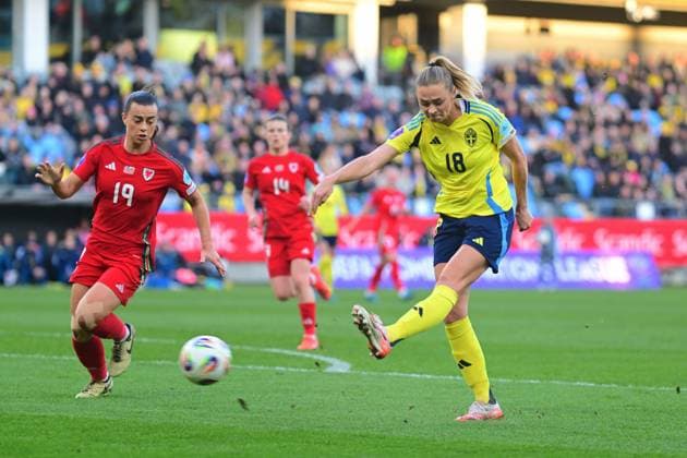 Gamla Ullevi, Gothenburg, Sweden, Apr 8th 2025: Fridolina Rolfo (18 Sweden) and Ella Powell (19 Wales) in the game in UEFA Nations League on April 8th 2025 between Sweden and Wales at Gamla Ullevi in Gothenburg, Sweden (Peter Sonander SPP) Copyright: xPeterxSonander SPPx spp-en-PeSo-PSon-20250408-182148_PS_9265