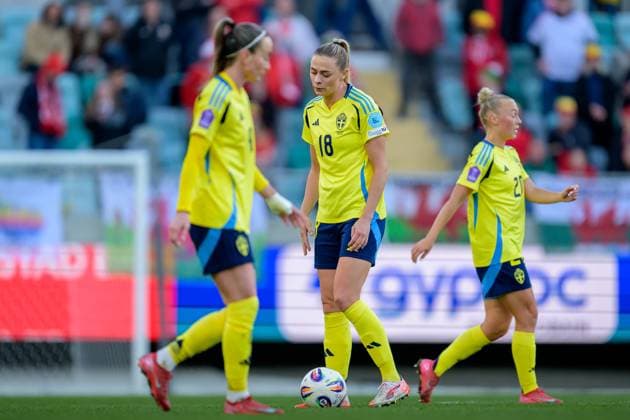 250408 Kosovare Asllani , Fridolina Rolfö and Hanna Bennison of Sweden look dejected during the UEFA Women s Nations League football match between Sweden and Wales on April 8, 2025 in Gothenburg Photo Mathias Bergeld BILDBYRAN kod MB MI0812 fotboll football soccer fotball nations league uefa womens nations league sverige sweden wales dam bbeng depp  Copyright: MATHIASxBERGELD BB250408MB045