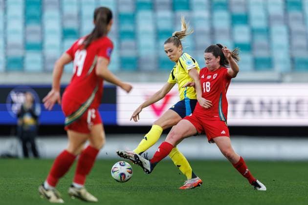 250408 Fridolina Rolfö of Sweden and Mared Griffiths of Wales during the UEFA Women s Nations League football match between Sweden and Wales on April 8, 2025 in Gothenburg Photo Michael Erichsen BILDBYRAN COP 89 MI0812 fotboll football soccer fotball nations league uefa womens nations league sverige sweden wales dam bbeng  Copyright: MICHAELxERICHSEN BB250408MI025