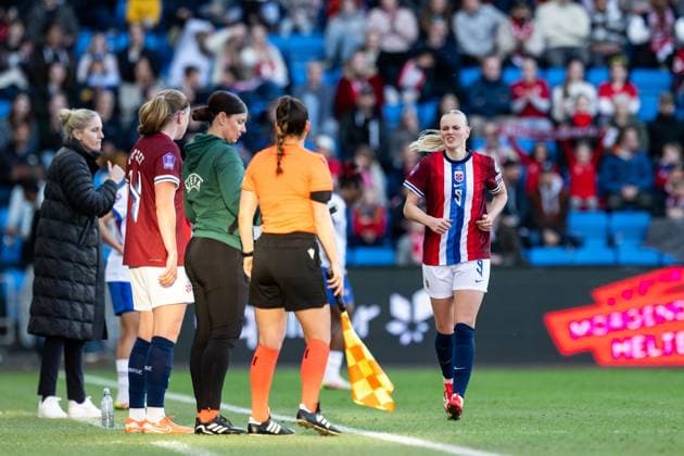 250408 Karina Saevik of Norway is substituted off during the UEFA Women™s Nations League football match between Norway and France on April 8, 2025 in Oslo Photo Vegard Grott BILDBYRAN kod VG VG0749 bbeng fotboll football soccer fotball nations league landskamp norge norway dam frankrike france uefa womens nations league  Copyright: VEGARDxGRoTT BB250408VG038