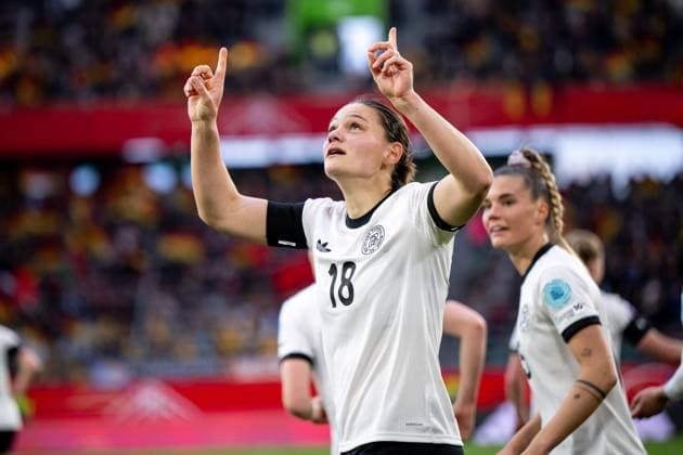 Giovanna Hoffmann Germany, 18 celebrates the goal for 3 1, behind her Selina Cerci Germany, 15 , GER, Germany vs Scotland, womens national football team, UEFA Womens Nations League, Liga A, match day 4, 2024 2025 season, 08 04 2025 GER, Germany vs Scotland, womens national football team, UEFA Womens Nations League, Liga A, match day 4, 2024 2025 season, 08 04 2025 Wolfsburg Copyright: xEibner-Pressefoto Memmlerx EP_MMR