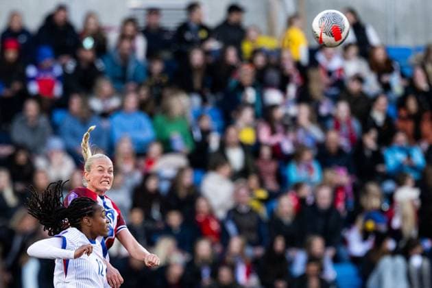 250408 Marie Antoinette Katoto of France and Guro Bergsvand of Norway during the UEFA Women™s Nations League football match between Norway and France on April 8, 2025 in Oslo Photo Vegard Grott BILDBYRAN kod VG VG0749 bbeng fotboll football soccer fotball nations league landskamp norge norway dam frankrike france uefa womens nations league  Copyright: VEGARDxGRoTT BB250408VG040