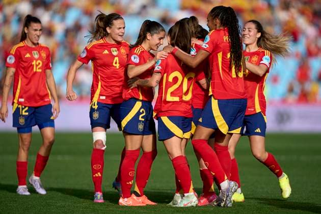 Spain v Portugal - UEFA Women s Nations League 2024 25 Grp A3 MD4 Aitana Bonmati of Spain celebrates with her teammates after scoring her team s second goal during the Women s Nations League Group A3 match between Spain and Portugal at Estadio Abanca Balaidos in Vigo, Spain, on April 8, 2025. Vigo Spain  Copyright: xJosexManuelxAlvarezxReyx originalFilename:alvarezrey-spainvsp250408_np6p6.jpg