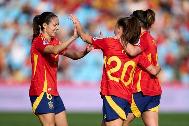 Spain v Portugal - UEFA Women s Nations League 2024 25 Grp A3 MD4 Aitana Bonmati of Spain celebrates with her teammates after scoring her team s second goal during the Women s Nations League Group A3 match between Spain and Portugal at Estadio Abanca Balaidos in Vigo, Spain, on April 8, 2025. Vigo Spain  Copyright: xJosexManuelxAlvarezxReyx originalFilename:alvarezrey-spainvsp250408_npAQT.jpg