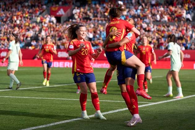 Spain v Portugal - UEFA Women s Nations League 2024 25 Grp A3 MD4 Salma Paralluelo of Spain celebrates with Mariona Caldentey and Claudia Pina after scoring her team s first goal during the Women s Nations League Group A3 match between Spain and Portugal at Estadio Abanca Balaidos in Vigo, Spain, on April 8, 2025. Vigo Spain  Copyright: xJosexManuelxAlvarezxReyx originalFilename:alvarezrey-spainvsp250408_npFqt.jpg