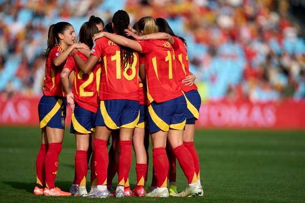 Spain v Portugal - UEFA Women s Nations League 2024 25 Grp A3 MD4 Aitana Bonmati of Spain celebrates with her teammates after scoring her team s second goal during the Women s Nations League Group A3 match between Spain and Portugal at Estadio Abanca Balaidos in Vigo, Spain, on April 8, 2025. Vigo Spain  Copyright: xJosexManuelxAlvarezxReyx originalFilename:alvarezrey-spainvsp250408_npUr8.jpg