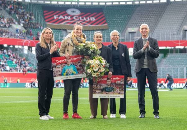 Soccer, Women, 2024 25 season, UEFA Nations League League A, Group 1, Matchday 4 in Wolfsburg, Germany Scotland, from left Sports Director Nia Künzer Germany , DFB Vice President Sabine Mammitzsch and DFB President Bernd Neuendorf bid farewell to goalkeeper Almuth Schult and Lina Magull before the match, 08 04 2025, Copyright: xSebastianxRäppold MatthiasxKochx