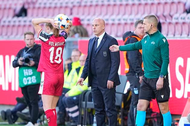 UEFA Women s Nations League Denmark Italy Denmarks Sara Holmgaard and Italys coach Andrea Soncin during the UEFA Women s Nations League match between Denmark and Italy at MCH Arena in Herning on Tuesday, April 8, 2025 Photo Bo Amstrup Scanpix 2025 , Herning Denmark  Copyright: BoxAmstrupx spdk20250408-183033-L