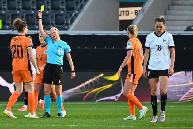 WOMEN SOCCER - NL, AUT vs NED ALTACH,AUSTRIA,08.APR.25 - WOMEN SOCCER - UEFA Women s Nations League, OEFB international match, Länderspiel, Nationalmannschaft Austria vs Netherlands. Image shows Dominique Janssen, Victoria Pelova (NED), referee Ewa Augustyn (POL), Jackie Groenen (NED) and Julia Hickelsberger (AUT). keywords: yellow card.  GEPAxpictures xOliverxLerch