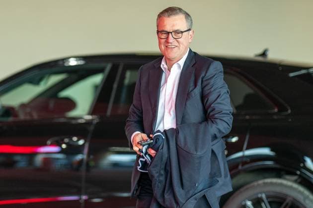 Jan Christian Dreesen FC Bayern Muenchen AG, Chairman of the Board , comes rushed from Saebener Strase to the arena due to traffic, GER, FC Bayern Muenchen vs Inter Milan, Football, UEFA, Champions League, Fourth Final, First Leg, 2024 2025 Season, 08 04 2025, GER, FC Bayern Muenchen vs Inter Milan, Football, UEFA, Champions League, Fourth Final, First Leg, 2024 2025 Season, 08 04 2025 Munich Copyright: xEibner-Pressefotox EP_EER