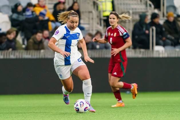 Oona Sevenius of Finland controls the ball during the Women s UEFA Nations League Group B3 football match between Finland and Hungary in Tampere, Finland, on April 8, 2025, Viktoria Szabo of Hungary is seen in the background. Tampere TAMMELAN STADION PIRKANMAA Finland LKFTVX20250408203802BEMT  Copyright: xMikaxKylmäniemix LKFTVX20250408203802BEMT