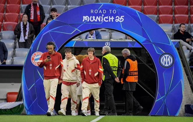 08 04 2025, xemx, Football UEFA Champions League, FC Bayern Muenchen Inter Milan v l pitch inspection DFL DFB REGULATIONS PROHIBIT ANY USE OF PHOTOGRAPHS as IMAGE SEQUENCES and or QUASI VIDEO Muenchen