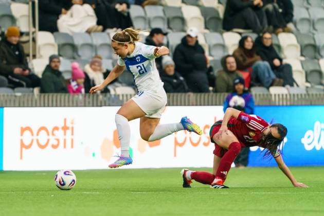 Oona Sevenius (L) of Finland jumps past Fanni Nagy of Hungary to gain control of the ball during the Women s UEFA Nations League Group B3 football match between Finland and Hungary in Tampere, Finland, on April 8, 2025. Tampere TAMMELAN STADION PIRKANMAA Finland LKFTVX20250408203604MDNU  Copyright: xMikaxKylmäniemix LKFTVX20250408203604MDNU