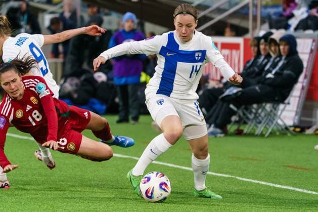 Heidi Kollanen (R) of Finland controls the ball while Laura Kovacs of Hungary falls during the Women s UEFA Nations League Group B3 football match between Finland and Hungary in Tampere, Finland, on April 8, 2025. Tampere TAMMELAN STADION PIRKANMAA Finland LKFTVX20250408203800RTBE  Copyright: xMikaxKylmäniemix LKFTVX20250408203800RTBE