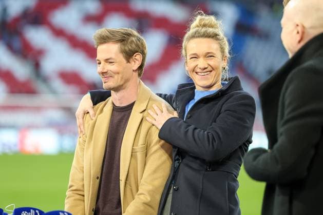 Josephine Henning with Alexander Schlueter, laugh, good mood, GER, FC Bayern Muenchen vs Inter Milan, football, UEFA Champions League, quarter-final first leg, 2024 2025 season, 08 04 2025, GER, FC Bayern Muenchen vs Inter Milan, football, UEFA Champions League, quarter-final first leg, 2024 2025 season, 08 04 2025 Muenchen Copyright: xEibner-Pressefoto JennixMaulx EP_JML
