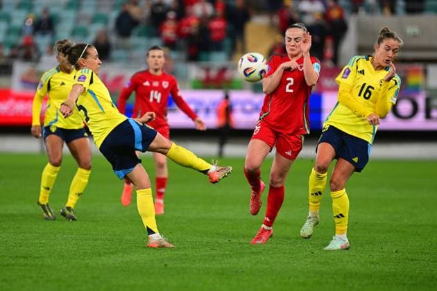 Gamla Ullevi, Gothenburg, Sweden, Apr 8th 2025: Julia Zigiotti Olme (15 Sweden) , Lily Woodham (2 Wales) and Filippa Angeldal (16 Sweden) in the game in UEFA Nations League on April 8th 2025 between Sweden and Wales at Gamla Ullevi in Gothenburg, Sweden (Peter Sonander SPP) Copyright: xPeterxSonander SPPx spp-en-PeSo-PSon-20250408-193118_PS_9867
