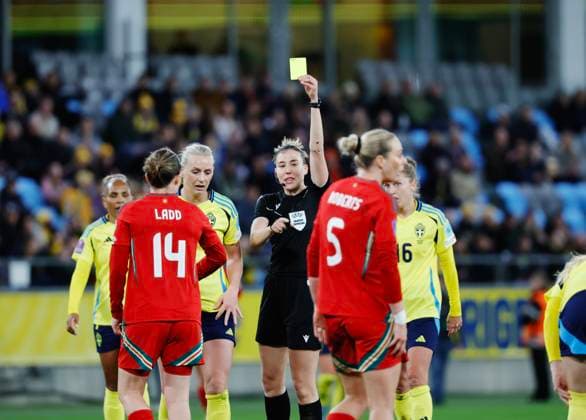 Wales Rhiannon Roberts is shown a yellow card during Tuesday s Nations League Women s Division A Group 4 football match between Sweden and Wales at Gamla Ullevi in Gothenburg, Sweden on April 08, 2025 GÖTEBORG SWEDEN x9200x  Copyright: xAdamxIhse TTx NATIONS LEAGUE SWEDEN-WALES