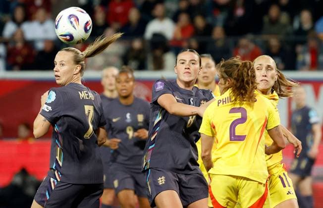 Beth Mead and Grace Clinton of England watch as a cross comes in Belgium Women v England Women, UEFA Women s Nations League - League A - Group 3, Football, The King Power At Den Dreef Stadium, Leuven, Belgium - 08 Apr 2025 EDITORIAL USE ONLY No use with unauthorised audio, video, data, fixture lists, club league logos or live services. Online in-match use limited to 120 images, no video emulation. No use in betting, games or single club league player publications. Copyright: xVandenxWijngaert Shutterstockx 15243592y