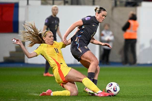 Belgium v England - FIFA Women s World Cup 2027 League Phase match LEUVEN, BELGIUM - APRIL 08 : Cayman Janice forward of Belgium and Stanway Georgia midfielder of England battle for the ball during the FIFA Women s World Cup 2027 League Phase match between Belgium and England on April 8, 2025 in Leuven, Belgium, 08 04 2025 Leuven Belgium  Copyright: xPeterxDexVoechtx