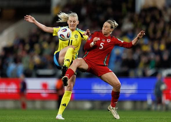 250408 Stina Blackstenius of Sweden and Rhiannon Roberts of Wales during the UEFA Women s Nations League football match between Sweden and Wales on April 8, 2025 in Gothenburg Photo Michael Erichsen BILDBYRAN COP 89 MI0812 fotboll football soccer fotball nations league uefa womens nations league sverige sweden wales dam bbeng  Copyright: MICHAELxERICHSEN BB250408MI050
