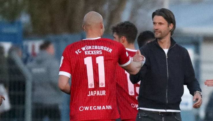 08 04 2025, Men, Soccer, Season 2024 2025, Regionalliga Bayern, 21 Matchday SpVgg Ansbach 09 FC Wuerzburger Kickers v li Alem Japaur FC Wuerzburger Kickers claps with coach Martin Lanig FC Wuerzburger Kickers Ansbach Xaver Bertsch Sportpark Bayern Germany