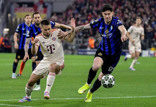 08 04 2025, xemx, Football UEFA Champions League, FC Bayern Muenchen Inter Milan v l Raphael Guerreiro FC Bayern Muenchen , Alessandro Bastoni Inter Milan duel, action, action, battle for the ball DFL DFB REGULATIONS PROHIBIT ANY USE OF PHOTOGRAPHS as IMAGE SEQUENCES and or QUASI VIDEO Muenchen