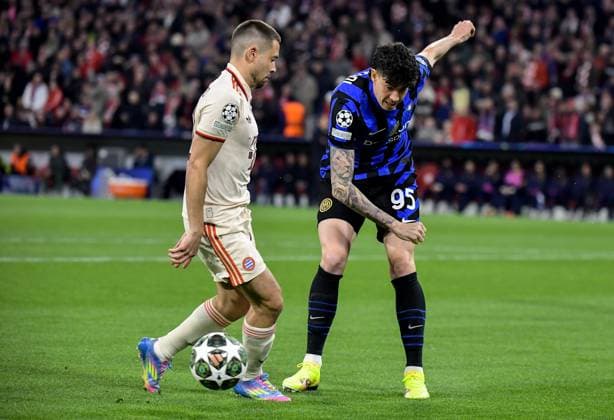 08 04 2025, xemx, Football UEFA Champions League, FC Bayern Muenchen Inter Milan v l Raphael Guerreiro FC Bayern Muenchen , Alessandro Bastoni Inter Milan duel, action, action, battle for the ball DFL DFB REGULATIONS PROHIBIT ANY USE OF PHOTOGRAPHS as IMAGE SEQUENCES and or QUASI VIDEO Muenchen
