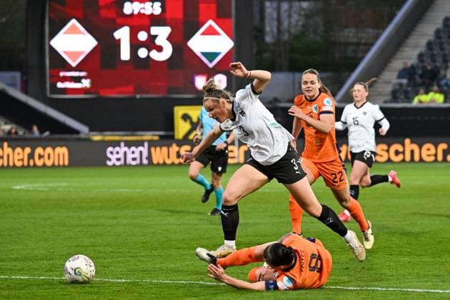 WOMEN SOCCER - NL, AUT vs NED ALTACH,AUSTRIA,08.APR.25 - WOMEN SOCCER - UEFA Women s Nations League, OEFB international match, Länderspiel, Nationalmannschaft Austria vs Netherlands. Image shows Carina Brunold (AUT). Sherida Spitse and Ilse van der Zanden (NED).  GEPAxpictures xOliverxLerch