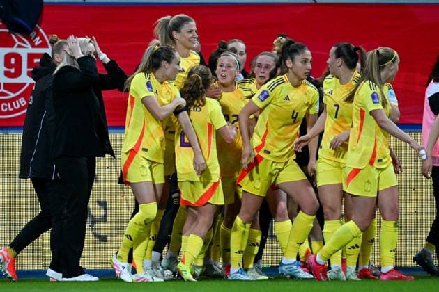 250408 BELGIUM VS ENGLAND Justine Vanhaevermaet (10) of Belgium celebrates after scoring the 2-0 goal during a game between the national teams of Belgium, called the Red Flames and England on the 4th matchday in group A3 of the 2024-25 Women s Nations League competition, on Tuesday 8 April 2025 in Leuven , Belgium . PHOTO SPORTPIX David Catry Leuven Den Dreef Belgium  Copyright: xSportpix.bex xDavidxCatryxDavidxCatryx