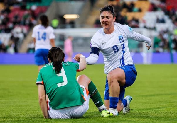 UEFA Women s Nations League 2025, Tallaght Stadium, Dublin 8 4 2025 Republic of Ireland WNT vs Greece Ireland s Amber Barrett and Greece s Eleni Markou Amber Barrett is helped up by Eleni Markou 8 4 2025  Copyright: x INPHO RyanxByrnex RB1_6598
