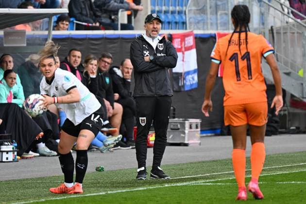 WOMEN SOCCER - NL, AUT vs NED ALTACH,AUSTRIA,08.APR.25 - WOMEN SOCCER - UEFA Women s Nations League, OEFB international match, Länderspiel, Nationalmannschaft Austria vs Netherlands. Image shows Laura Wienroither (AUT), head coach Alexander Schriebl (AUT) and Esmee Brugts (NED).  GEPAxpictures xOliverxLerch