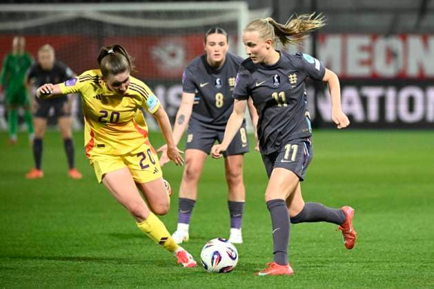 Belgium v England - FIFA Women s World Cup 2027 League Phase match LEUVEN, BELGIUM - APRIL 08 : Detruyer Marie forward of Belgium and Hemp Lauren forward of England battle for the ball during the FIFA Women s World Cup 2027 League Phase match between Belgium and England on April 8, 2025 in Leuven, Belgium, 08 04 2025 Leuven Belgium  Copyright: xPeterxDexVoechtx