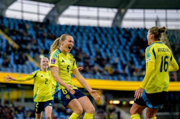 250408 Magdalena Eriksson of Sweden celebrates with Filippa Angeldahl after the 1 0 goal during the UEFA Women s Nations League football match between Sweden and Wales on April 8, 2025 in Gothenburg Photo Mathias Bergeld BILDBYRAN kod MB MI0812 fotboll football soccer fotball nations league uefa womens nations league sverige sweden wales dam bbeng jubel  Copyright: MATHIASxBERGELD BB250408MB101