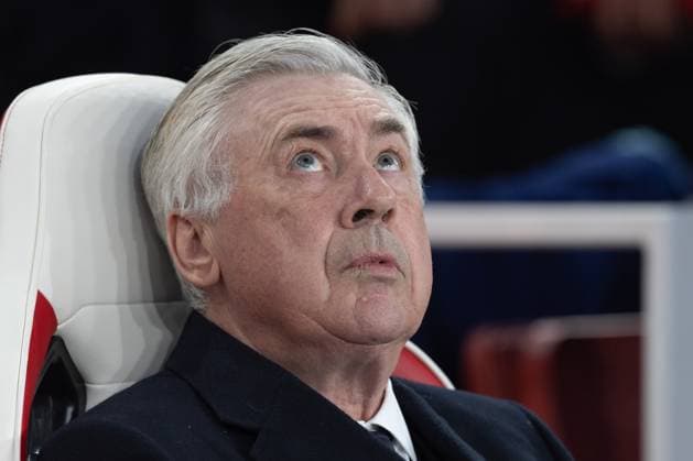 Arsenal v Real Madrid. UEFA Champions League, Quarter-Final, Leg 1 of 2, Football, The Emirates Stadium, London, UK - 08 Apr 2025 Real Madrid Manager Carlo Ancelotti looks skywards as sits in the dug out London Emirates Stadium London GBR, UK NEWSPAPERS OUT Copyright: xEllixBirchx