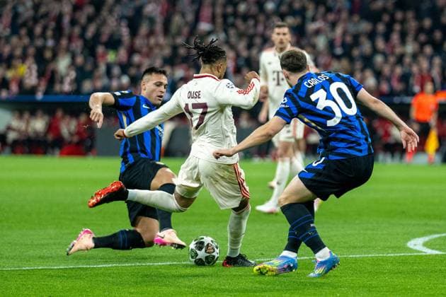 Michael Olise FC Bayern Muenchen, 17 , Carlos Augusto Inter Milan, 30 , GER, FC Bayern Muenchen vs Inter Milan, Football, UEFA, Champions League, quarter-finals, first leg, 2024 2025 season, 08 04 2025, GER, FC Bayern Muenchen vs Inter Milan, Football, UEFA, Champions League, quarter-finals, first leg, 2024 2025 season, 08 04 2025 Muenchen Copyright: xEibner-Pressefotox EP_EER