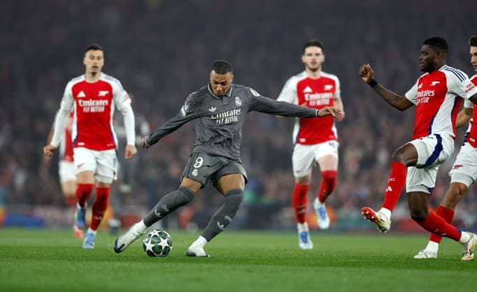 Kylian Mbappe of Real Madrid gets a shot past Thomas Partey of Arsenal Arsenal v Real Madrid, Football, UEFA Champions League, Emirates Stadium, Islington, London, UK - 08 04 2025 Editorial use only  Copyright: xMattxImpey Shutterstockx 15244749s