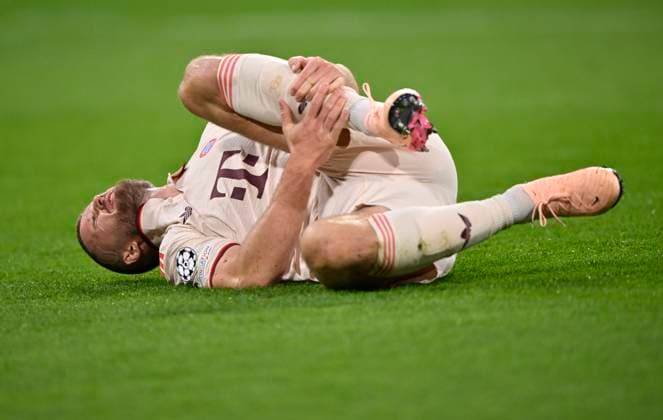 Eric Dier FC Bayern Muenchen FCB 15 injured Injury on the ground FC Bayern Muenchen FCB vs FC Inter Milan Internazionale Milano Quarterfinal First leg 08 04 2025 DFL REGULATIONS PROHIBIT ANY USE OF PHOTOGRAPHS AS IMAGE SEQUENCES AND OR QUASI VIDEO FC Bayern Muenchen FCB vs FC Inter Milan Internazionale Milano